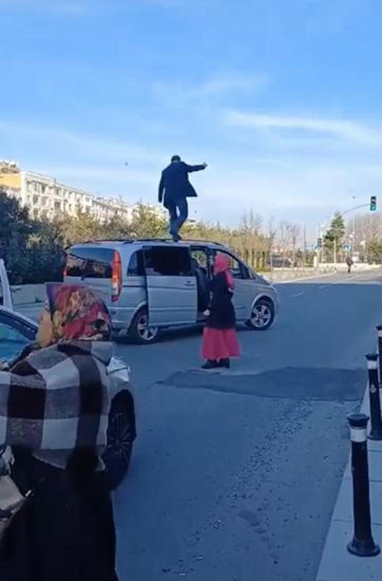 Yolu kapatttılar, etrafa para saçtılar! İstanbul'da akılalmaz görüntü