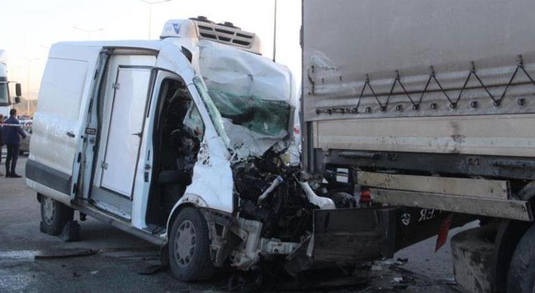 Minibüs TIR'a ok gibi saplandı! Sürücü öldü, 1 kişi yaralandı