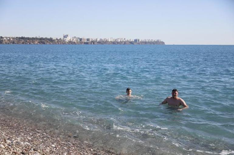 Antalya'da deniz sıcaklığı şaşırttı, sahile inen kendini suya attı