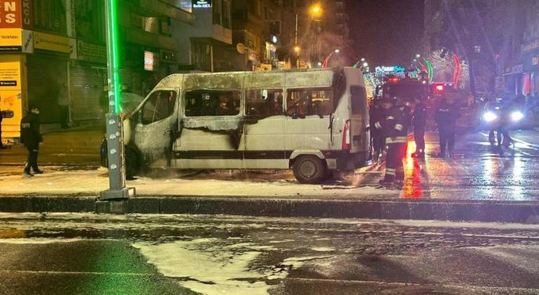 Yolcu minibüsü bir anda alev topuna döndü! O anlar böyle kaydedildi