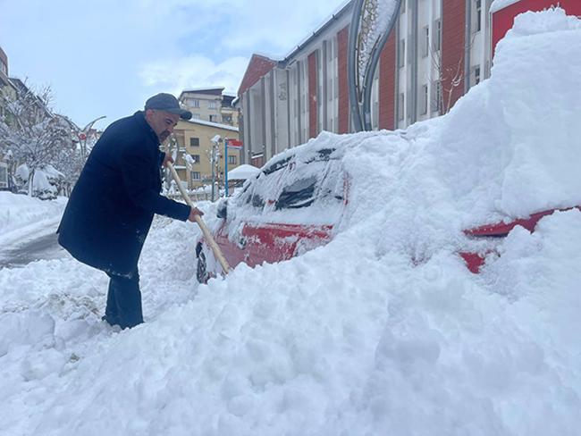 Kar esareti! 355 köy ve mezra yolu ulaşıma kapandı, kara yoluna çığ düştü