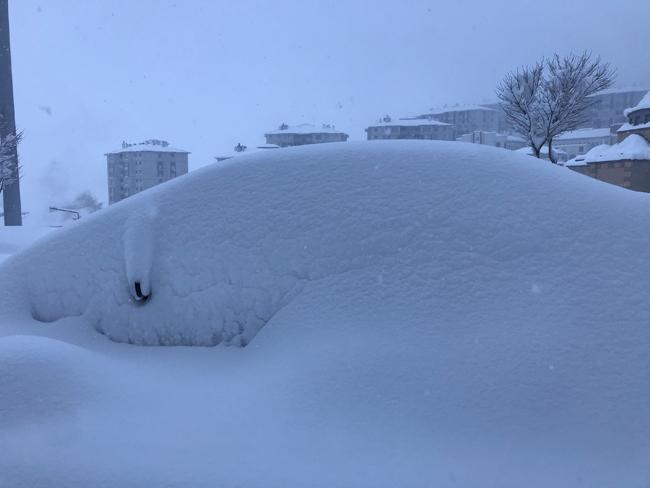 Kar esareti! 355 köy ve mezra yolu ulaşıma kapandı, kara yoluna çığ düştü