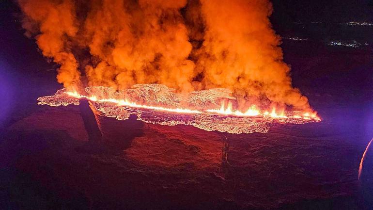 Yanardağ patladı! Lavlar evlere ulaştı