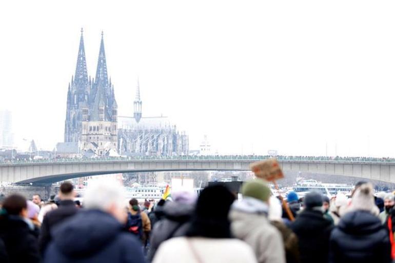 Gizli toplantı yaptıkları ortaya çıkmıştı! Köln'de 50 binden fazla kişi protesto etti