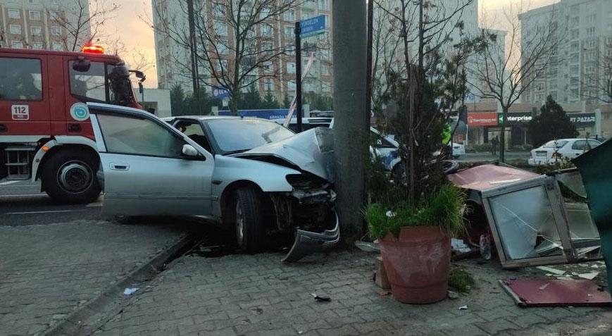 Önce simit arabasına sonra beton direğe çarptı