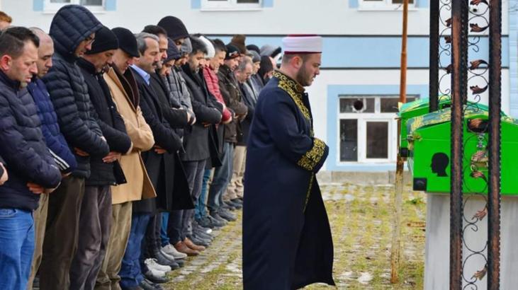 Arkadaşını son yolculuğuna uğurlamaya gelmişti! Yan yana toprağa verildiler