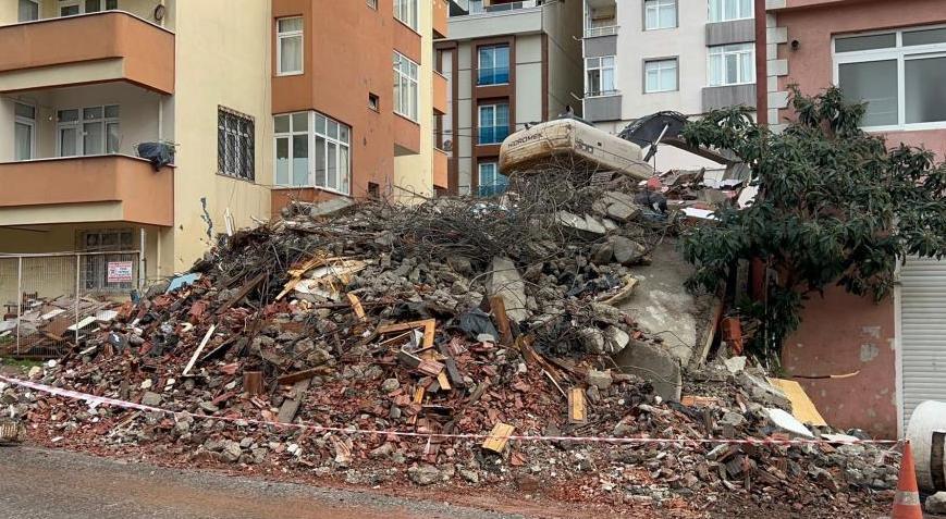 Maltepe’de korku dolu anlar! Bina yıkım esnasında çöktü