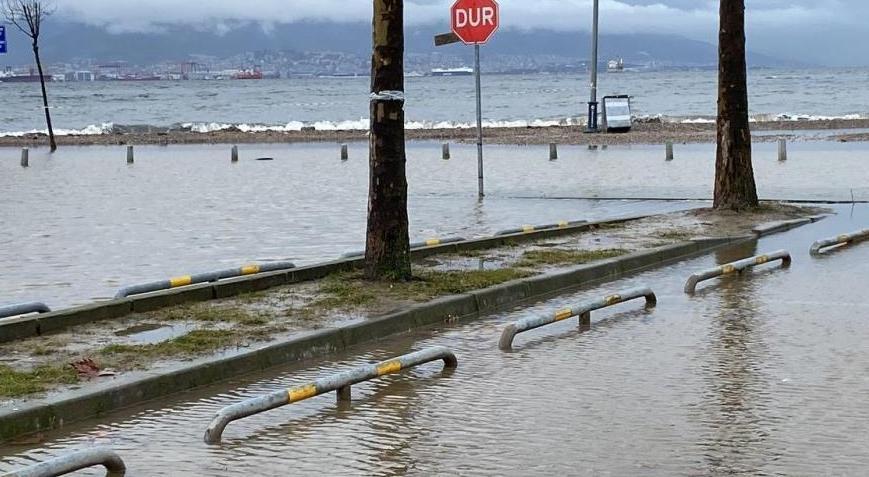 Kocaeli’de korku dolu anlar! Deniz taştı, sahil bandı suyla doldu