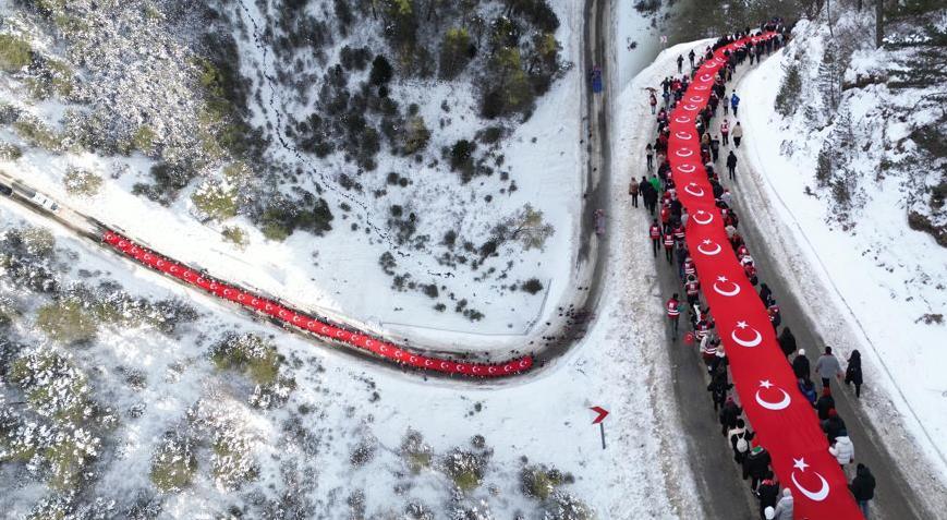 Yüzlerce kişi 100 metrelik Türk bayrakla Zigana Dağı’nda Sarıkamış Şehitleri için yürüdü