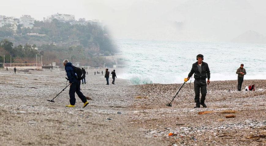 Dünyaca ünlü sahilde define avı! Ellerinde dedektörle aradılar