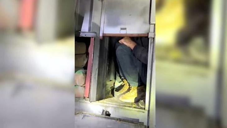Kaçak göçmenler gizli bölmede yakalandı