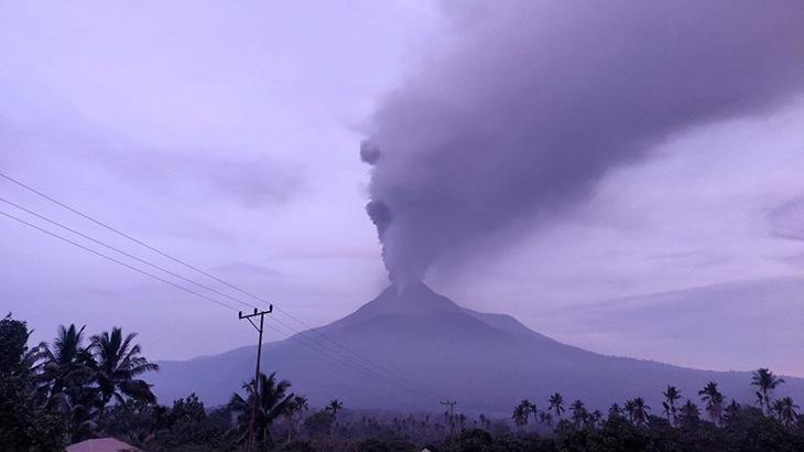 Endonezya’da yanardağ patladı