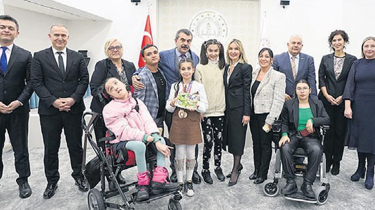 Bakan Tekin, özel çocuklarla buluştu