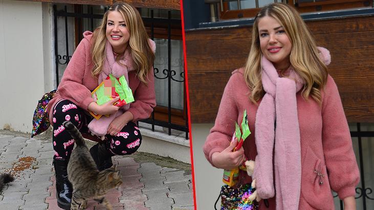 Esra Sönmezer sokak hayvanlarını besledi! ‘Bizlere insan olduğumuzu hatırlatan önemli bir eylem’