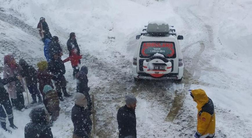 Hakkari’de kardan yolu kapanan köyde bir çocuk rahatsızlandı! Ekipler seferber oldu