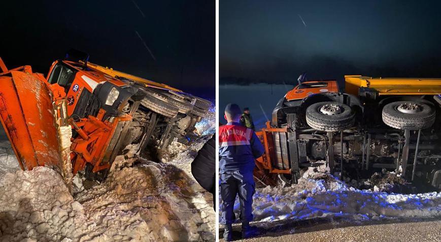 Kar küreme ve tuzlama aracı çalışma yaparken yan yattı
