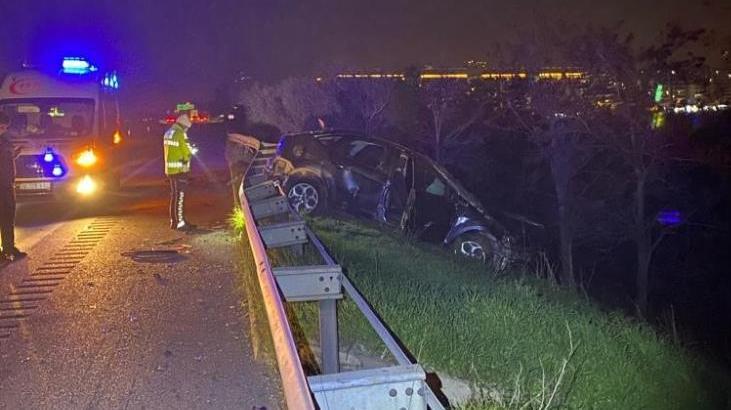 Kontrolden çıkan otomobil bariyerleri aşarak yol kenarına uçtu