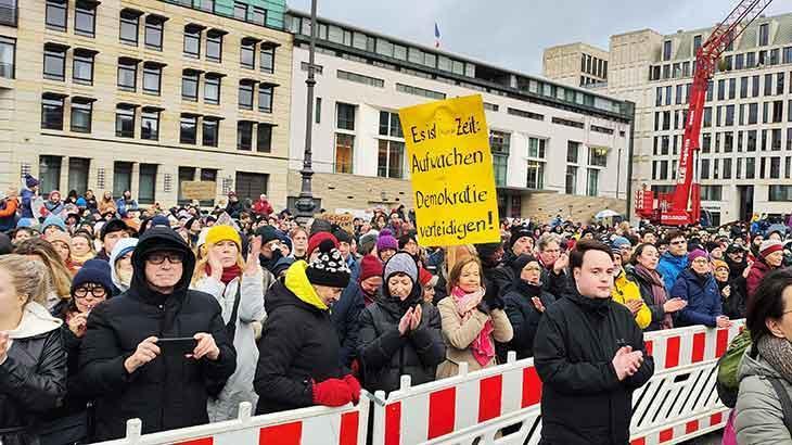 Almanya’da aşırı sağcı AfD Partisi ve ırkçılık karşıtı protesto