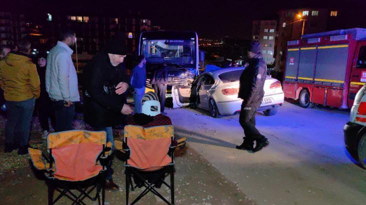 Özel halk otobüsü ile otomobil kafa kafaya çarpıştı! Yaralılar var