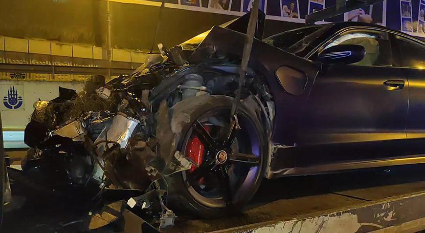 Zeytinburnu’nda lüks otomobil, belediye aracına çarptı! 5 kişi yaralandı