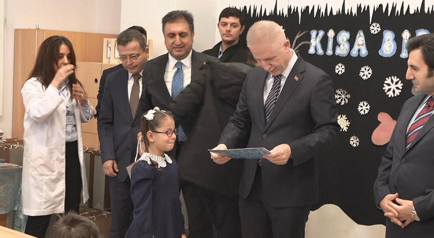 İstanbul Valisi Gül çocuklarla sohbet etti, karnelerini dağıttı