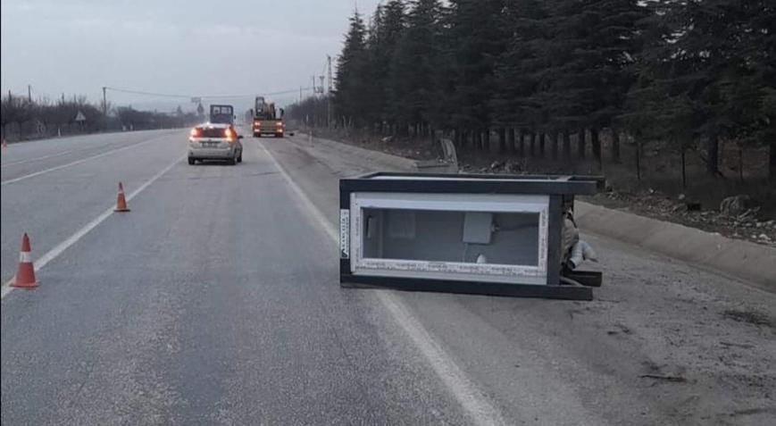 Yola düşen kabin kazaya sebep oldu! 2 kişi yaralandı