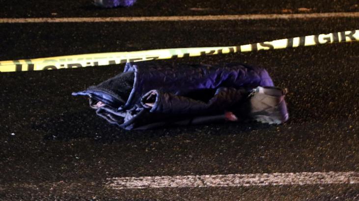 İki otomobilin çarptığı yaya hayatını kaybetti! Yakınları sinir krizi geçirdi