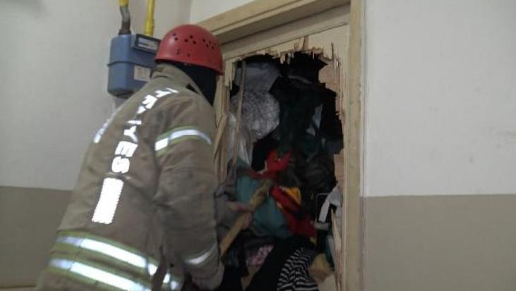 Kapı balta ile kırıldı! Emekli öğretmenin çöp dairesi