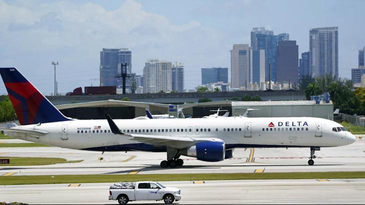 Boeing 757 tipi yolcu uçağının kalkışı esnasında burun tekerleği düştü