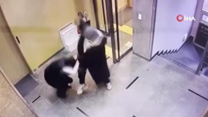 Güney Kore’de milletvekiline taşlı saldırının görüntüleri ortaya çıktı: Onlarca kez başına vurdu!