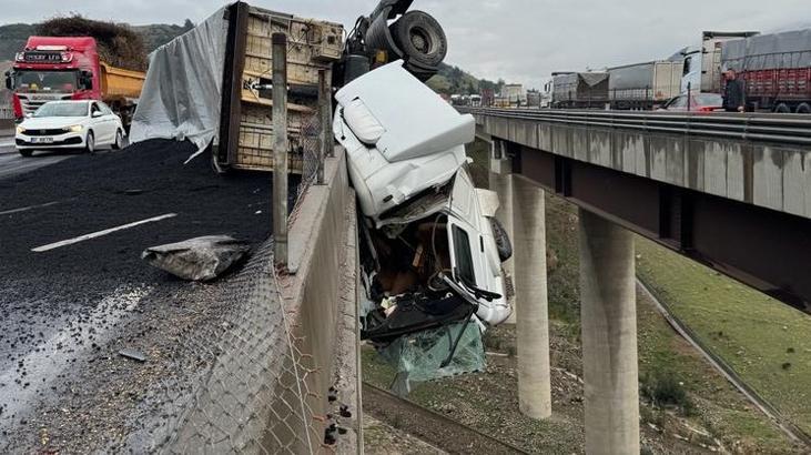 Korkunç kaza! TIR viyadükte asılı kaldı: Sürücü metrelerce yükseklikten düştü