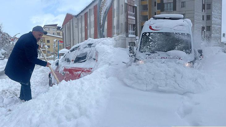 Kar esareti! 355 köy ve mezra yolu ulaşıma kapandı, kara yoluna çığ düştü