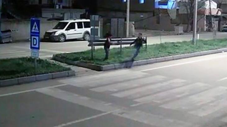 Arkadaşıyla şakalaşırken yola çıktı! Son görüntüsü oldu…