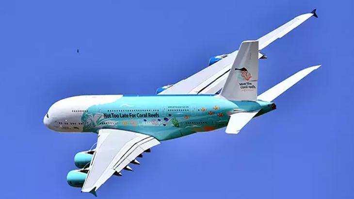 Meksika’da bir yolcu saatlerce rötar yapan uçağın acil çıkış kapısından çıktı