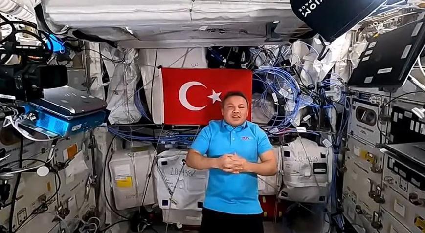 Alper Gezeravcı soruları yanıtladı! İşte en çok özlediği Türk yemeği