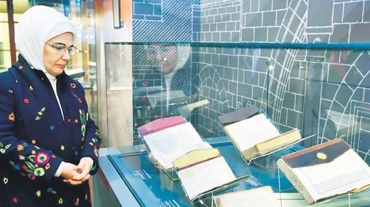 ‘Eğitim Tarihi’ sergisini gezdi