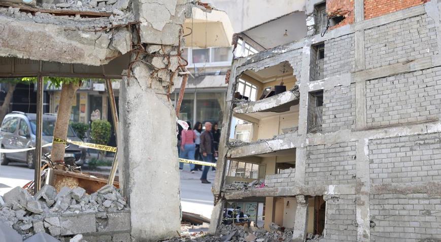 Yer: Hatay! Ürküten binanın yıkımına başlandı