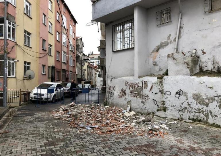 Balkon bir anda çöktü, vatandaşlar dakikalarla kurtuldu