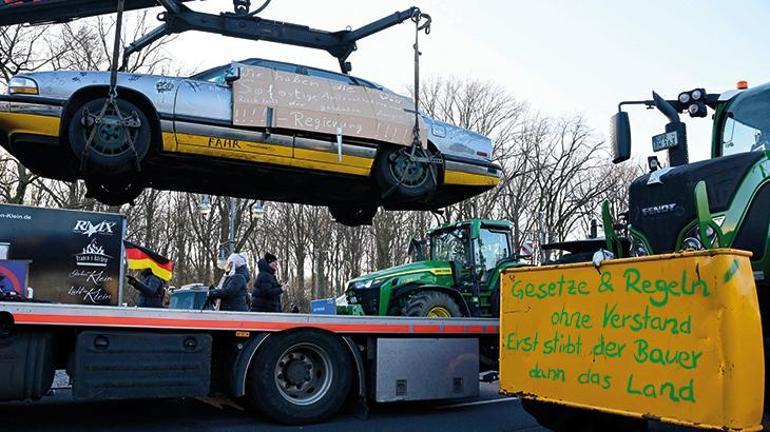 Almanya'da otoyollar trafiğe kapatıldı! Çiftçilerden traktörlü eylem