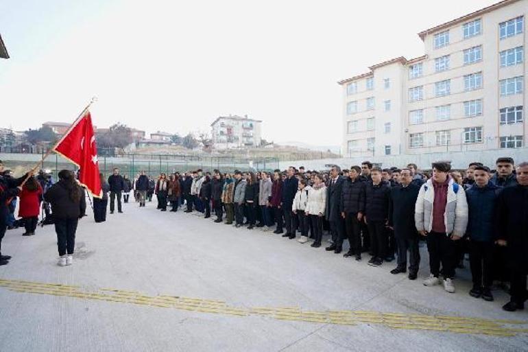 Okullarda şehitler için saygı duruşu