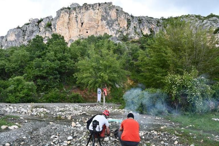 Herkes yıllardır kayadan akan bu balın peşinde! İçeri girdiler, şaşırtan manzara