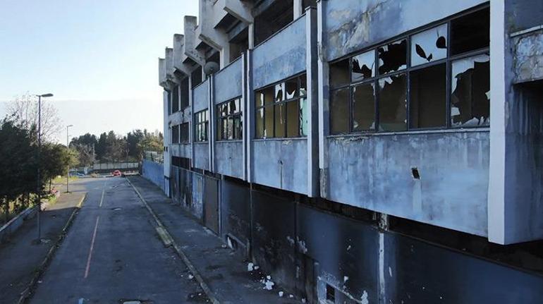 İstanbul'da kaderine terk edilen stadyum! 9 yıldır in cin top oynuyor