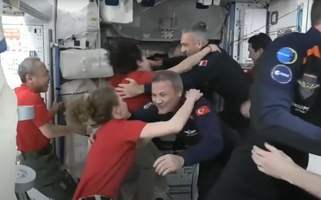 İlk Türk astronot Gezeravcı’dan ISS’te ilk Türkçe mesaj!