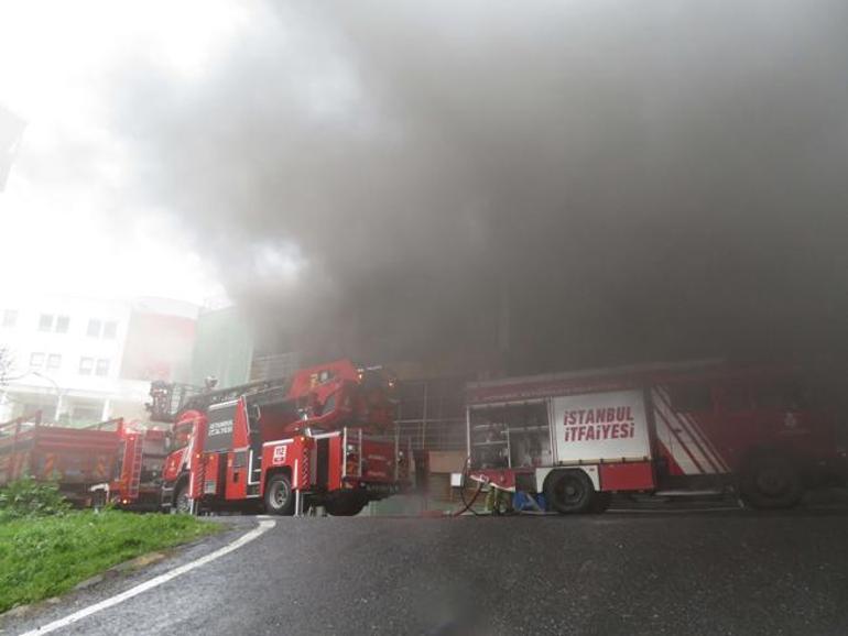 Üsküdar'da 4 katlı otoparkta yangın! Çok sayıda ekip sevk edildi