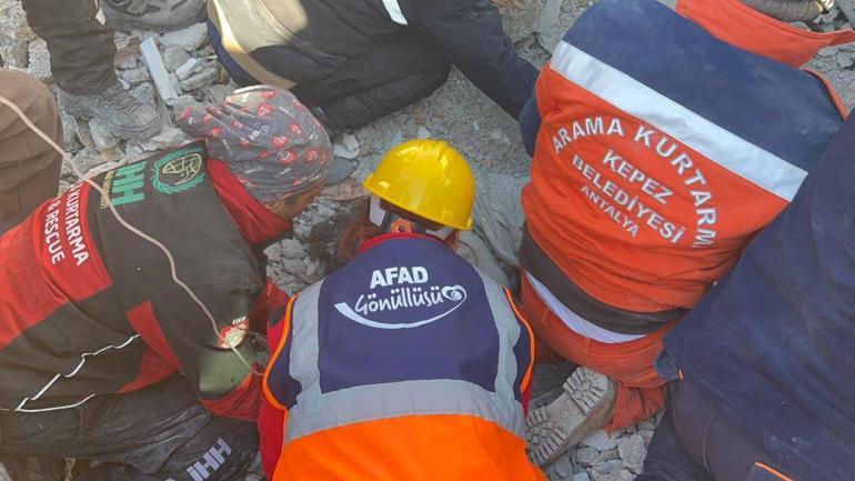 Tık sesiyle hayata dönüş! Enkazdan çıkarıldı, ilk isteği çay oldu