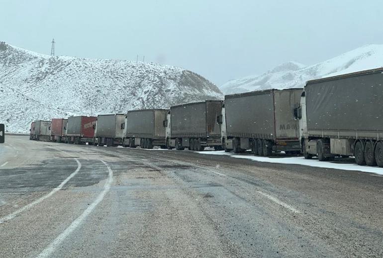 TIR kuyruğu, 15 kilometreye ulaştı! 'Yiyeceğimiz, içeceğimiz ve yakıtımız tükendi'