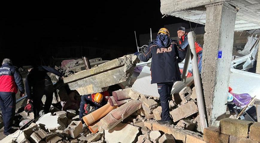 Uyudukları sırada ev çöktü! 2 kişi öldü, 8 kişi yaralandı