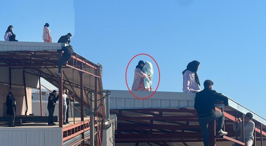 Kaçak kata direndi! Kucağındaki bebeğin canını hice saydı