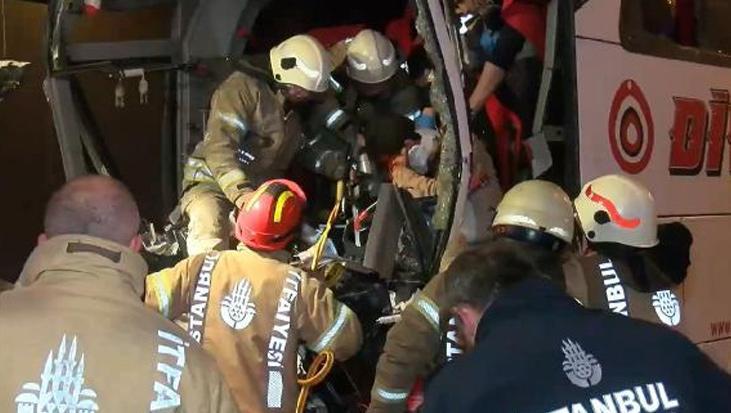 Kuzey Marmara Otoyolu’nda yolcu otobüsü TIR’a çarptı: 1’i ağır 19 yaralı