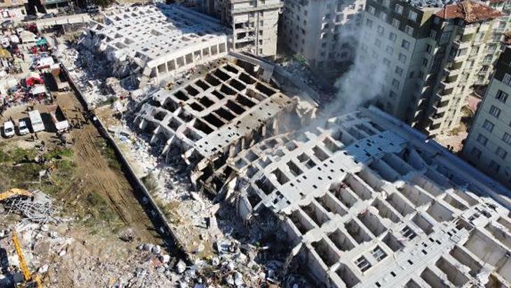 Yerle bir olan Rönesans Rezidans’ı böyle savundu: Bina dağılmadı, iskeleti sağlam